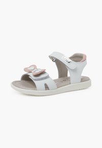 Sandalias blancas con acentos de corazón rosa, una correa de velcro y una plantilla texturizada. Presentan una suela plana y un diseño de punta abierta.