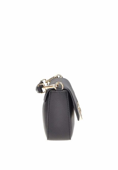 Borsa in pelle nera con finitura texturizzata, caratterizzata da dettagli in metallo dorato e una tracolla corta per il trasporto.