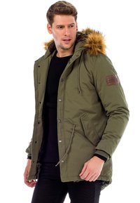 Olivgrüner Parka mit Kapuze aus Kunstfell, Druckknöpfen und zwei vorderen Taschen. Mit einem strukturierten Armpatch und einem Zugband am Saum.