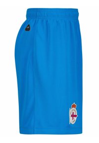 Shorts de sport bleus avec une ceinture élastique et un blason rouge et blanc du club près de l'ourlet inférieur sur le côté droit.