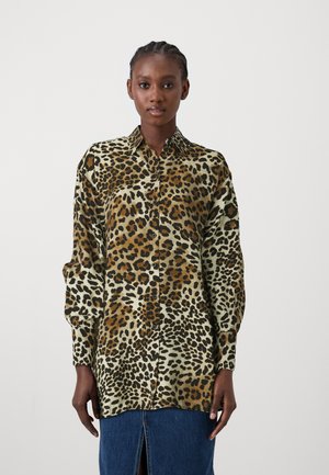 Chemise à imprimé léopard avec une palette de couleurs beige et marron, fermeture à boutons, manches longues et coupe décontractée. Tissu texturé.