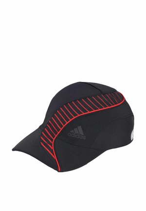 Czarna czapka Adidas z zakrzywionym daszkiem, na którym znajdują się czerwone ukośne paski i czerwone obramowanie wzdłuż bocznego panelu.