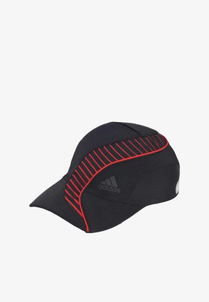 Czarna czapka Adidas z zakrzywionym daszkiem, na którym znajdują się czerwone ukośne paski i czerwone obramowanie wzdłuż bocznego panelu.