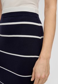 s.Oliver BLACK LABEL GESTREIFTER - Jupe crayon - navy