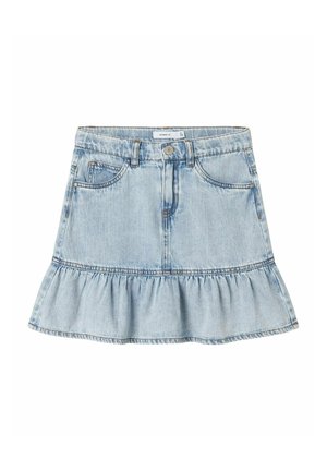 Jupe en denim bleu clair avec un ourlet évasé en volants, cinq poches et une fermeture à bouton. Présente des détails cousus le long des coutures.
