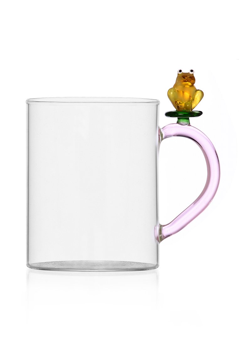 Przezroczysty szklany kubek z zakrzywionym różowym uchwytem. Na uchwycie znajduje się figurka żółtej żabki, która siedzi na zielonym liściu wodnym. Gładka faktura, cylindryczny kształt.