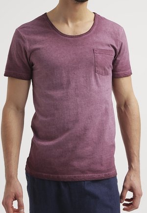 T-shirt z krótkim rękawem i okrągłym dekoltem w gradientowych odcieniach fioletu, z kieszonką na piersi. Wykonana z miękkiego, teksturowanego materiału w luźnym kroju.