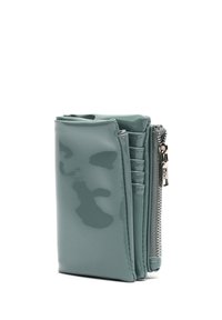 Portafoglio in pelle verniciata verde menta con più scomparti per carte e un compartimento con zip, caratterizzato da una superficie liscia e lucida e da motivi sottili.