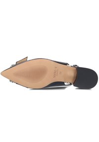 Zwarte leren hoge hak schoen met een spitse neus, getextureerde bruine zool en zilveren decoratieve accenten. Gemarkeerd met het NOTRE-V logo en maat 38.