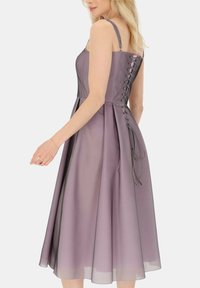 Fioletowa midi sukienka z dopasowanym gorsetem, sznurowanym tyłem, plisowaną spódnicą i przezroczystą nakładką. Regulowane ramiączka i gładka faktura.