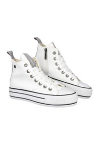 Zapatillas altas blancas con una parte superior de cuero texturizado, diseño con cordones, ojales de metal brillante, cierre con cremallera y rayas negras contrastantes en la suela.