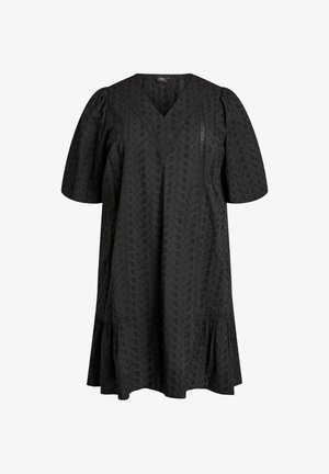 Schwarzes Kurzarmkleid mit V-Ausschnitt, dezentem Blumenmuster, Spitzenbesatz und einem gerafften Saum, der bis zur Kniehöhe reicht.