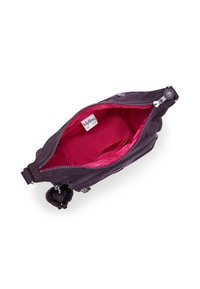 Lila Stoffhandtasche mit einem Reißverschluss, ausgestattet mit einem leuchtend pinken Innenfutter und zwei Innenfächern. Enthält einen flauschigen Pompon-Akzent.