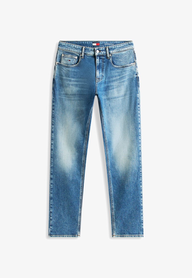 Jean denim bleu coupe ajustée avec détails délavés, cinq poches, passants pour ceinture, et fermeture avant par bouton et fermeture éclair.