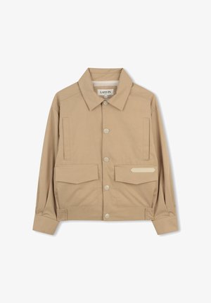 Beige jas met knopen, puntige kraag, twee klepzakken, zijritszakken en verstelbare polsbanden, maat 8, plat gelegd op een witte achtergrond.