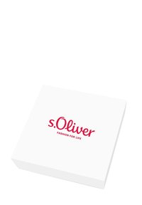 Confezione quadrata bianca con il nome del marchio "s.Oliver" in rosso scritto a mano e la frase "FASHION FOR LIFE" sottostante. Superficie liscia, design minimalista.
