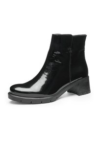 Zwarte enkellaars van lakleer met blokhak, afgeronde neus en ritssluiting aan de zijkant, afgebeeld tegen een witte achtergrond.