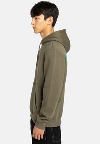 Felpa verde oliva realizzata in misto cotone, con tasca a kangaroo, cappuccio con cordino e dettagli logo discreti sulla parte posteriore.