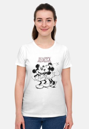 Giovane donna che indossa una maglietta bianca con uno schizzo in bianco e nero di Topolino e Minni che si abbracciano, il testo sopra recita "Momenti felici."