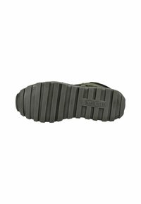 La suola della scarpa presenta un design rigato con scanalature profonde, realizzata in gomma, di colore verde oliva. Il nome del marchio "bugatti" è impresso di lato.
