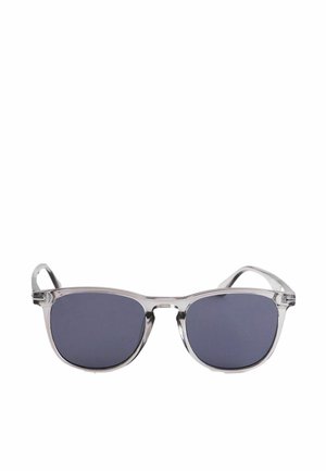 Transparante zonnebril met donkergekleurde rechthoekige glazen met licht afgeronde hoeken, vooraanzicht op witte achtergrond.