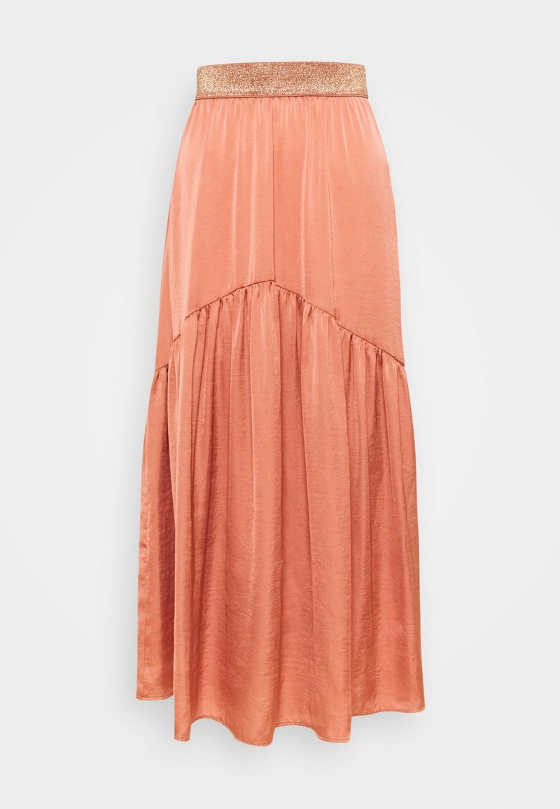 Lång, flödande kjol i mjukt korallfärgat satinmaterial. Har ett glittrande guldmidjeband och rynkade detaljer vid fållen för extra textur.