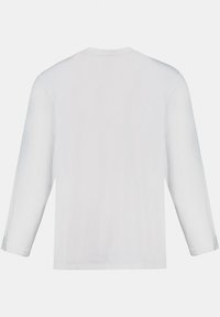 Camiseta blanca de manga larga con cuello redondo, hecha de un tejido suave. Presenta un diseño sencillo y sin adornos con corte recto y costuras mínimas.
