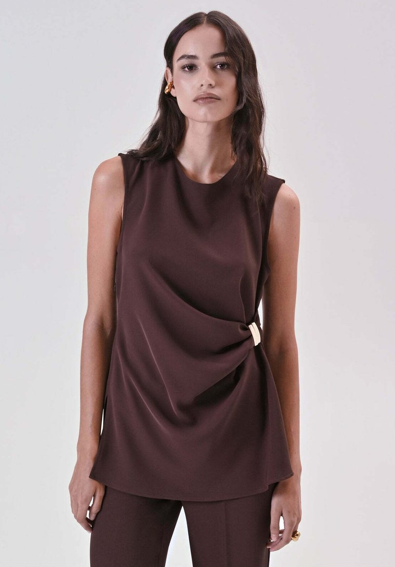 Top marrone senza maniche in tessuto liscio con fronte drappeggiato, caratterizzato da un dettaglio dorato in vita. Design semplice e su misura.