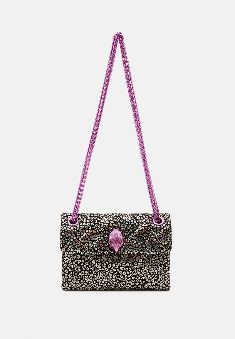 Bolso de hombro con estampado de leopardo negro y plateado, con una cadena brillante de color rosa y un cierre con forma de concha rosa, sobre un fondo blanco liso.