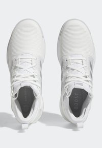 Vita sportskor med en texturerad överdel, snörningssystem och kontrasterande grå detaljer. Dämpade sulor ger extra komfort.