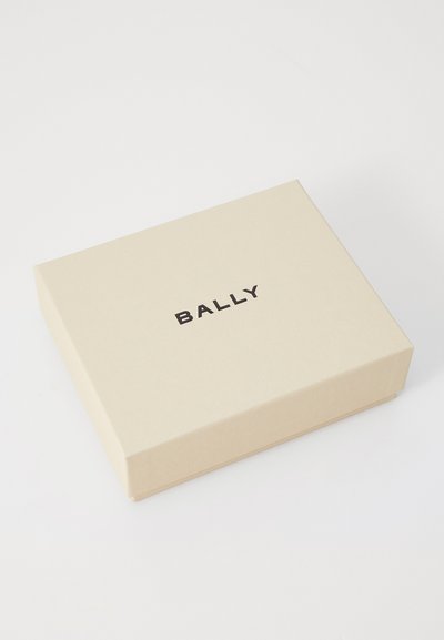 Caja de cartón beige de la marca Bally con una textura suave y bordes nítidos, que presenta el nombre de la marca en letras mayúsculas negras.