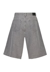 Pantalones cortos de mezclilla gris con un diseño de pierna ancha y suelta. Cuenta con una cinturilla con una etiqueta negra y dos bolsillos traseros. Tejido texturizado de peso medio.