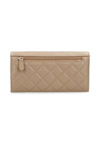 Beige quilted wallet made of smooth leather, featuring a zippered exterior pocket and diamond-pattern stitching.