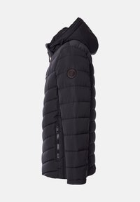 Giacca a vento nera con cappuccio, texture trapuntata, tasche laterali con chiusura a zip e un'etichetta circolare con logo sulla manica sinistra.