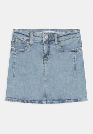 Saia mini de tecido de ganga em azul claro. Apresenta um design de cinco bolsos, passadores de cinto e um fecho de botão na cintura. Textura suave com ligeira desgastação.