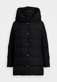 Černá péřová bunda s vysokým límcem, se zipovým zapínáním a patentkami, vyrobená z prošívané tkaniny s hladkým povrchem.