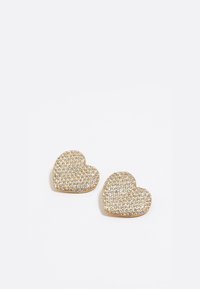 Pendientes en forma de corazón dorados adornados con pequeños rhinestones claros, que presentan una textura suave y elementos de diseño ligeramente elevados.