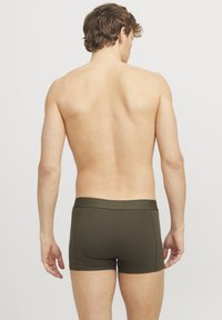 Herrenboxershorts in dunkelgrün, aus weichem Stoff gefertigt, mit einem glatten Bund und einem enganliegenden Design, das sich an den Körper anpasst.