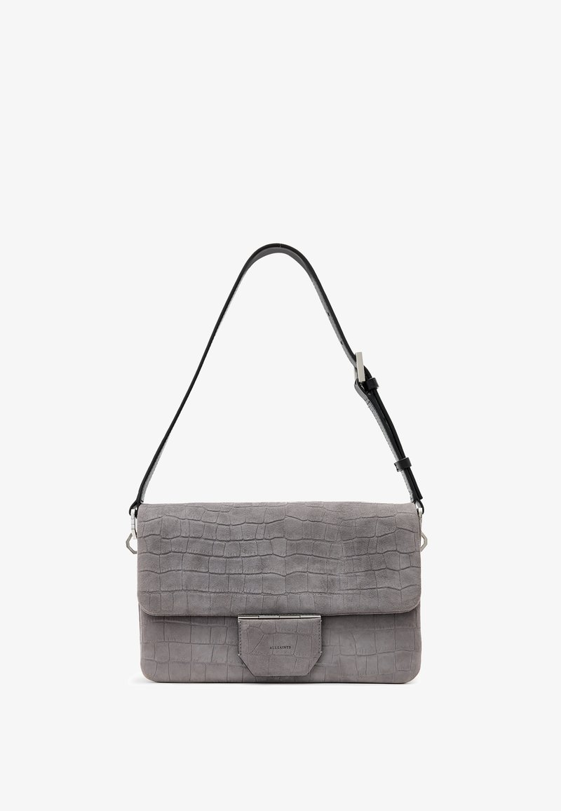 Bolso de piel sintética de cocodrilo gris con una correa negra desmontable, que presenta una textura suave y un cierre rectangular de clasp plateado.