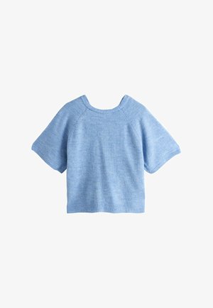 Hellblauer, gestrickter Kurzarmpullover mit rundem Halsausschnitt und geripptem Saum, flach auf einem weißen Hintergrund liegend.