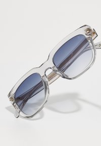Eyewear by David Beckham Päikeseprillid - crystal grey