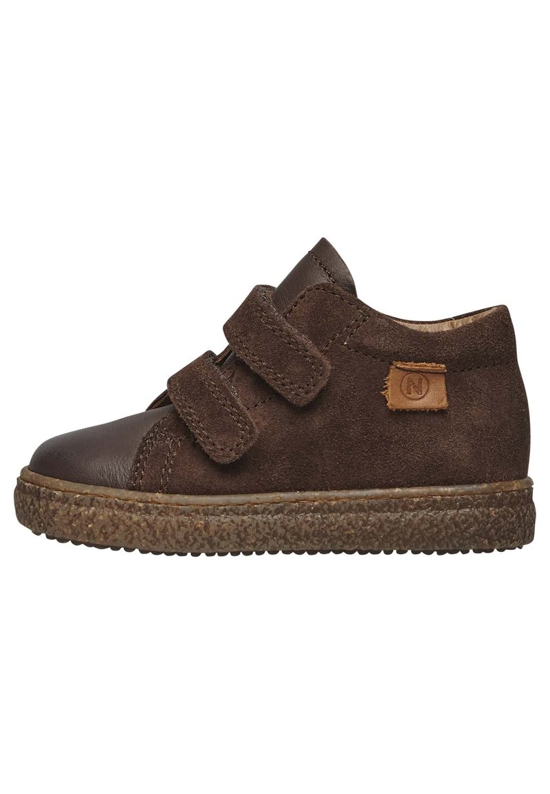 Scarpine per bambini in camoscio marrone con punta in pelle liscia marrone, due cinturini in velcro e suole in gomma con texture. Piccola etichetta in pelle color sabbia sul lato.