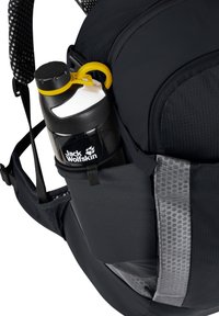 Schwarzer Rucksack mit einer Seitentasche, die eine schwarze Wasserflasche mit einem gelben Deckel hält. Reflexstreifen-Detail auf dem Rucksack.