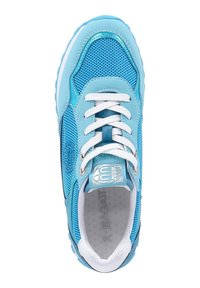 Sneaker azzurro chiaro con materiale in rete e sintetico, lacci bianchi, collo imbottito e suola testurizzata. Logo sulla linguetta e sul lato.