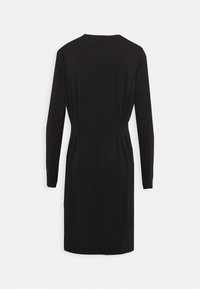 Vestido preto de mangas longas com uma textura suave, corpete ajustado e leve drapeado na cintura. Corte reto até o joelho.