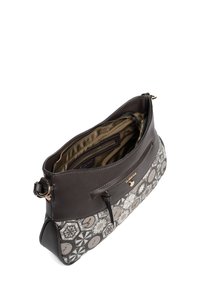 Czarna skórzana torba na ramię z wzorzystą dolną częścią. Posiada otwartą górę, złote okucia oraz beżowe wnętrze z kieszeniami.