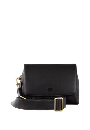Borsa a tracolla in pelle nera con chiusura a patta, hardware dorato e tracolla regolabile. Presenta un logo in rilievo discreto sul davanti.