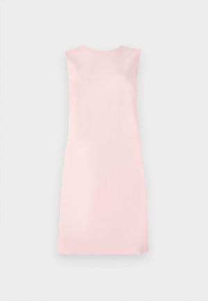 Ermeløs kjole i myk rosa stoff, med en enkel A-linjefasong, rund halslinje og glatt tekstur uten mønstre eller pynt.