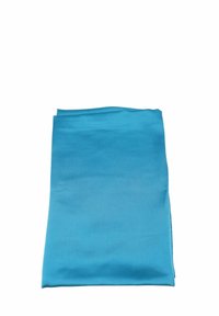 Tessuto blu disteso, con una superficie liscia e un colore uniforme e solido senza alcun motivo o cuciture visibili.