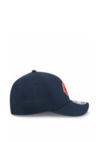 Marineblaues Baseballcap mit gebogenem Schirm, das an der Vorderseite ein oranges Logo-Detail aufweist und aus einem strukturierten Stoff gefertigt ist.